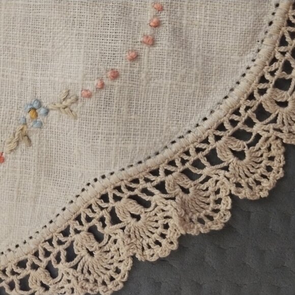 Vintage Embroidered Linen Crocheted-Edge Doily Boho Shabby Chic - Picture 8 of 10